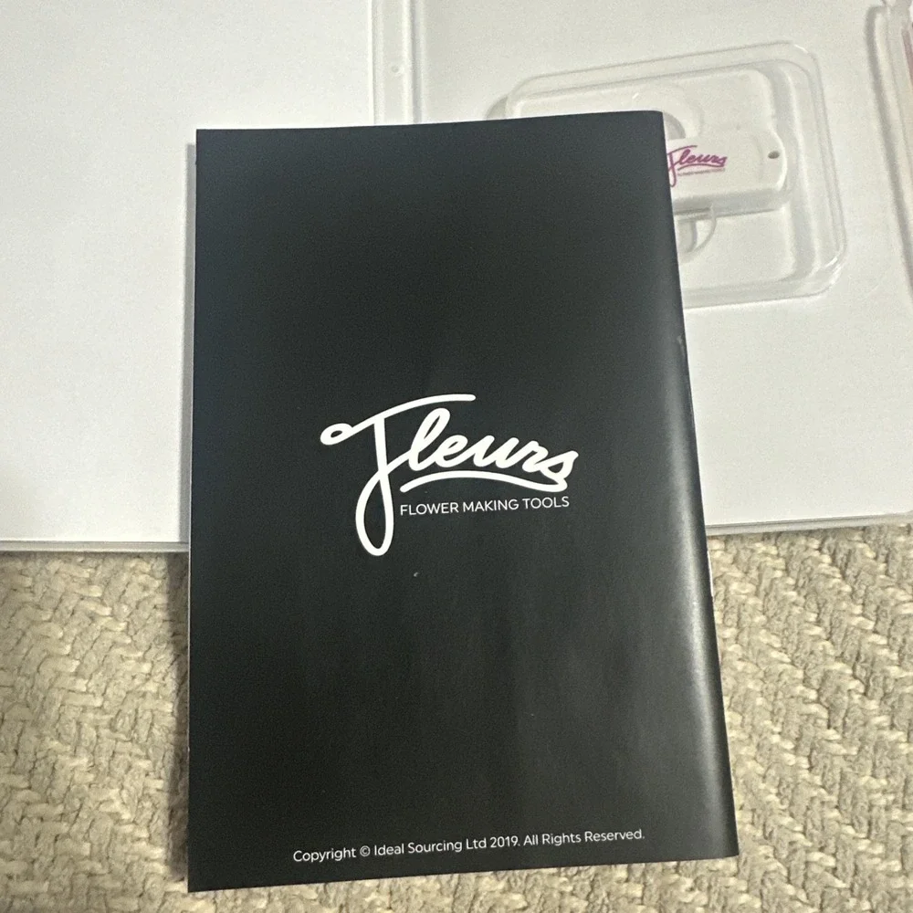 Fleurs Flower Making USB with Instruction Booklet -‎ Volume 1 and Volume 2